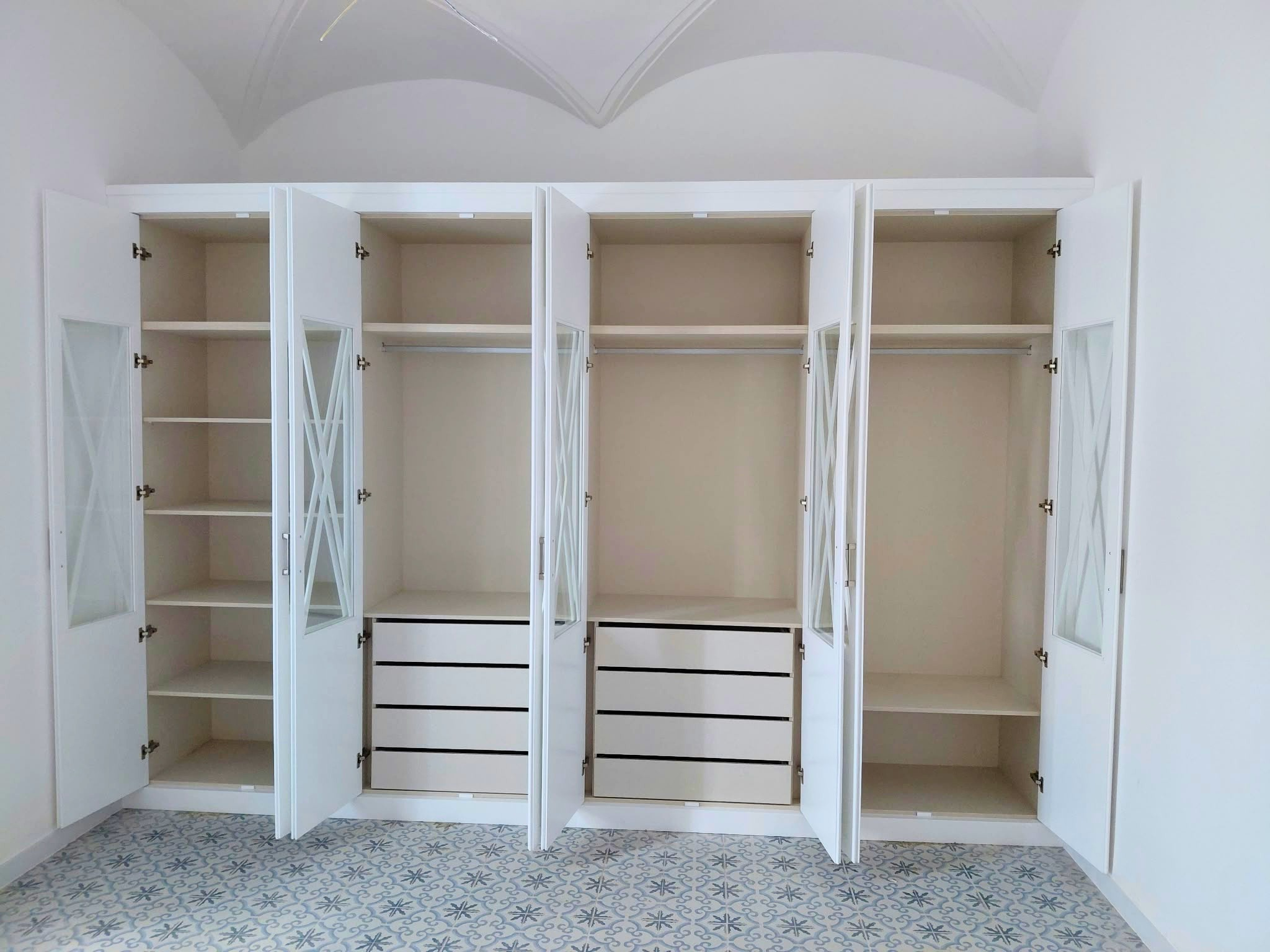 Armarios de madera con puertas de cristal: elegancia, calidez y diseño a medida