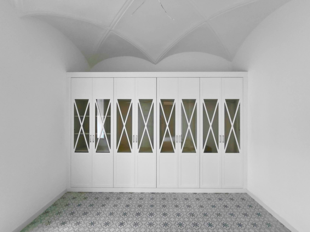 Armarios de madera con puertas de cristal: elegancia, calidez y diseño a medida