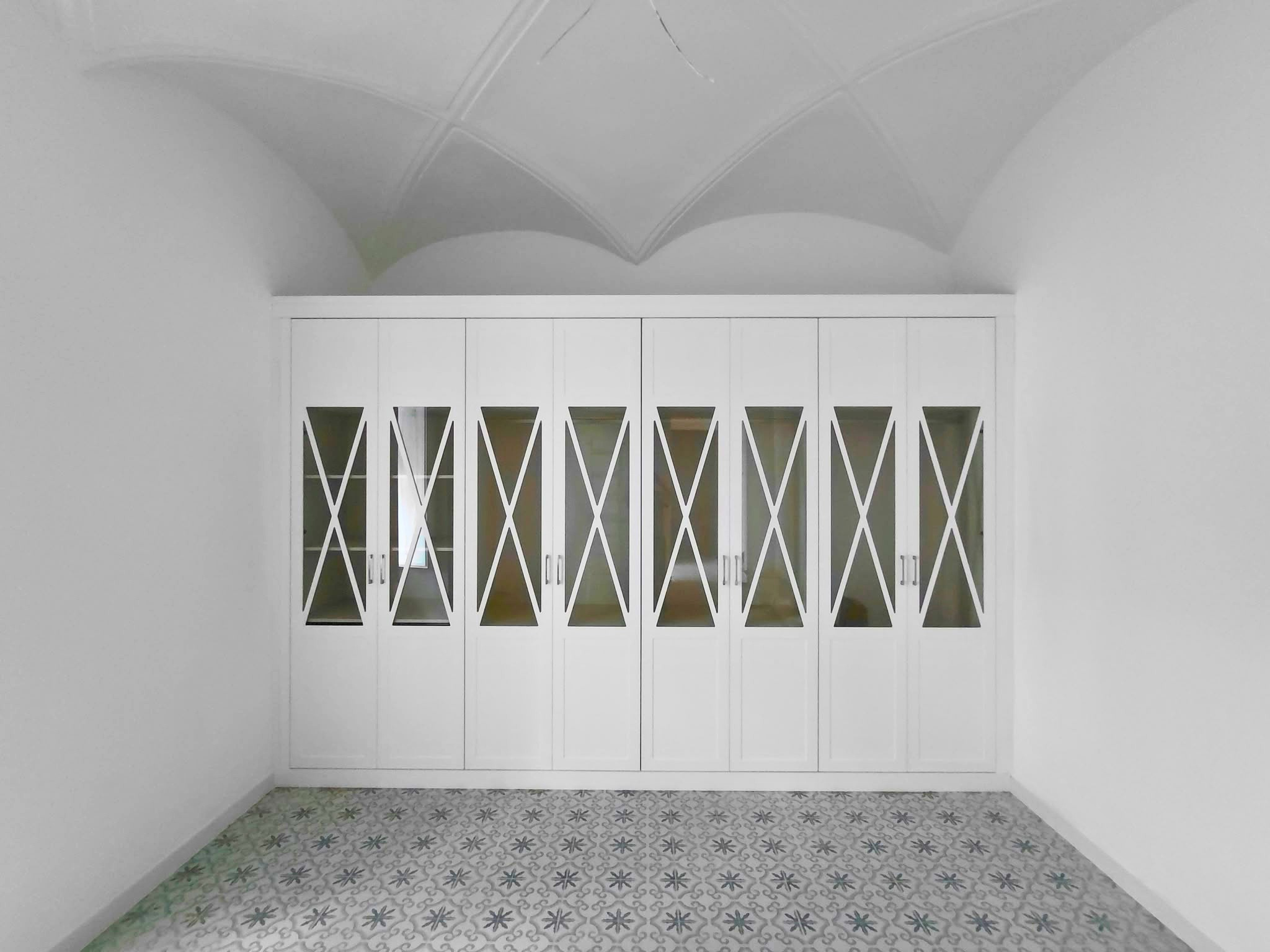 Armarios de madera con puertas de cristal: elegancia, calidez y diseño a medida